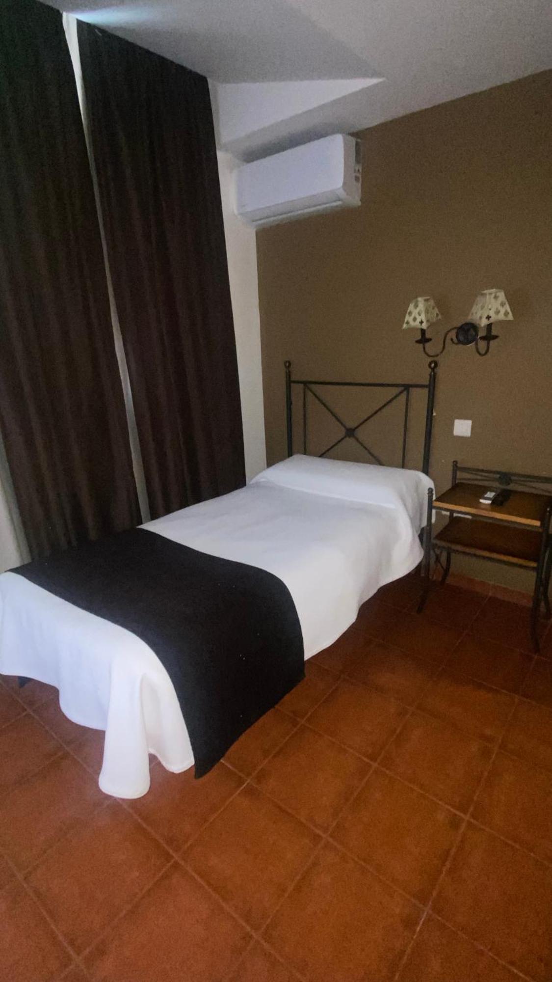 Area De Servicio Los Cerrillos Peraleda de la Mata Dış mekan fotoğraf
